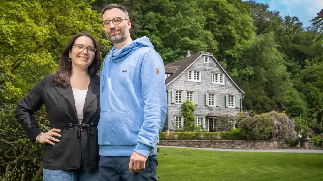 Vom Getränkeregal zur eigenen Villa: Supermarkt-Verkäufer aus Brandenburg gewinnt Landgut im Wert von 2,8 Millionen Euro bei der Omaze-Haus-Lotterie - Bild: presseportal.de