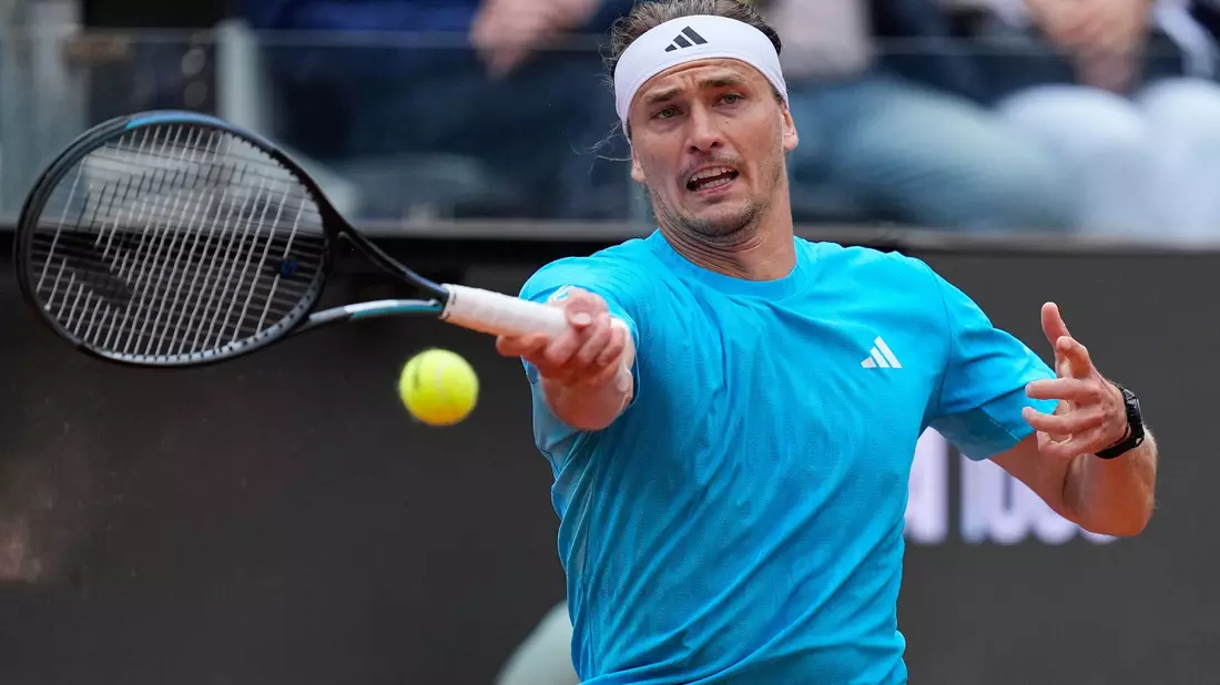 Nach sehr gutem Start verliert Alexander Zverev sein Achtelfinale beim Turnier in Rom. - Bild: Alessandra Tarantino/AP/dpa