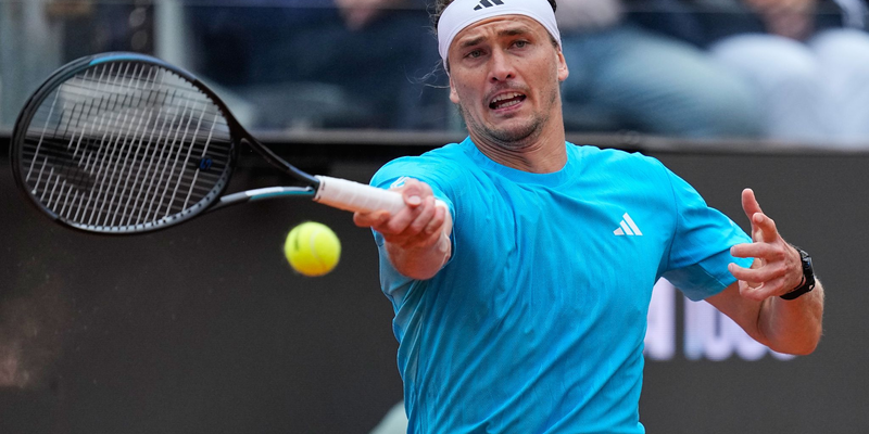 Nach sehr gutem Start verliert Alexander Zverev sein Achtelfinale beim Turnier in Rom. - Foto: Alessandra Tarantino/AP/dpa