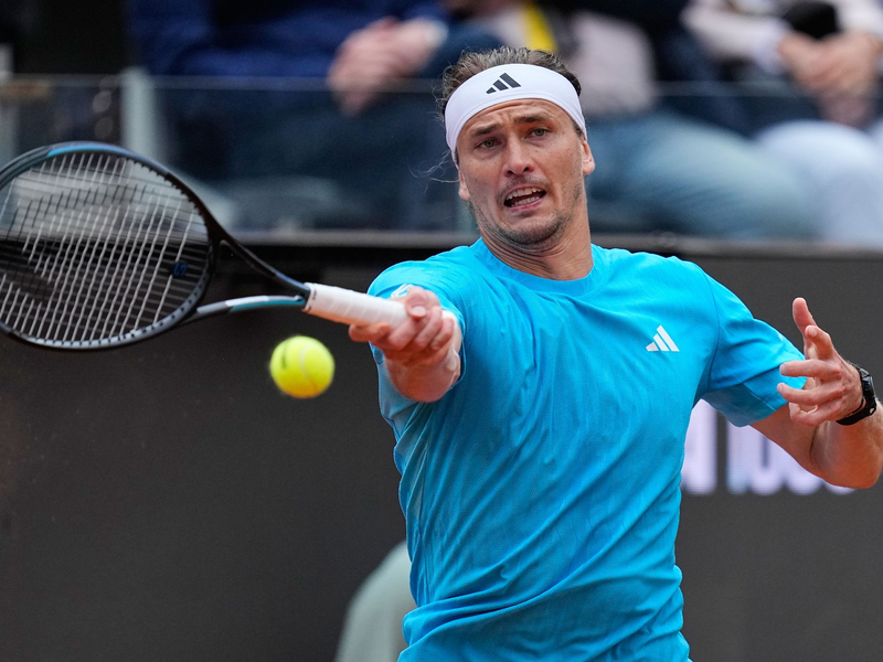 Nach sehr gutem Start verliert Alexander Zverev sein Achtelfinale beim Turnier in Rom. - Foto: Alessandra Tarantino/AP/dpa
