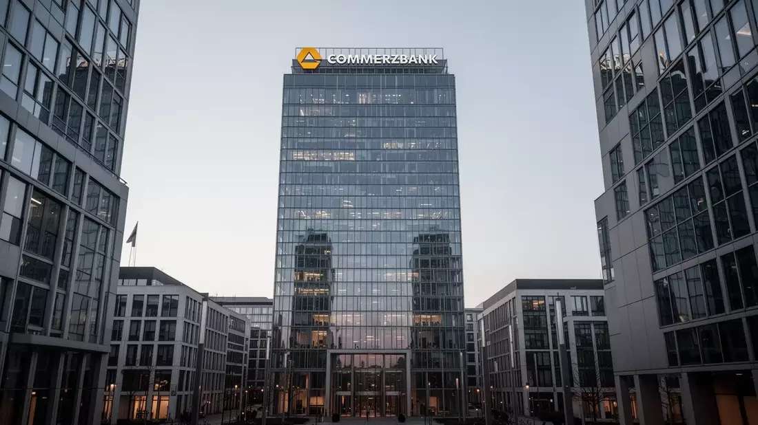 Commerzbank Aktie: Momentum 2030 gegen UniCredit-Angebot - Bild: über boerse-global.de