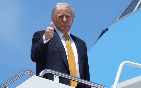 Eine jüngste Gerichtsentscheidung zu globalen Zöllen dürfte US-Präsident Trump gefallen. - Foto: Mark Schiefelbein/AP/dpa