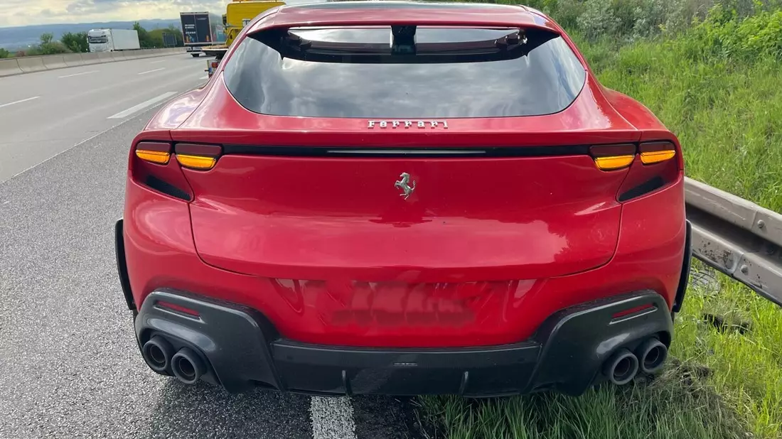 API-TH: Ferrari kracht beim Verlassen eines Parkplatzes in die Leitplanke - Sachschaden 300.000 Euro - Bild: presseportal.de