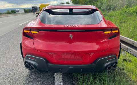 API-TH: Ferrari kracht beim Verlassen eines Parkplatzes in die Leitplanke - Sachschaden 300.000 Euro - Foto: presseportal.de