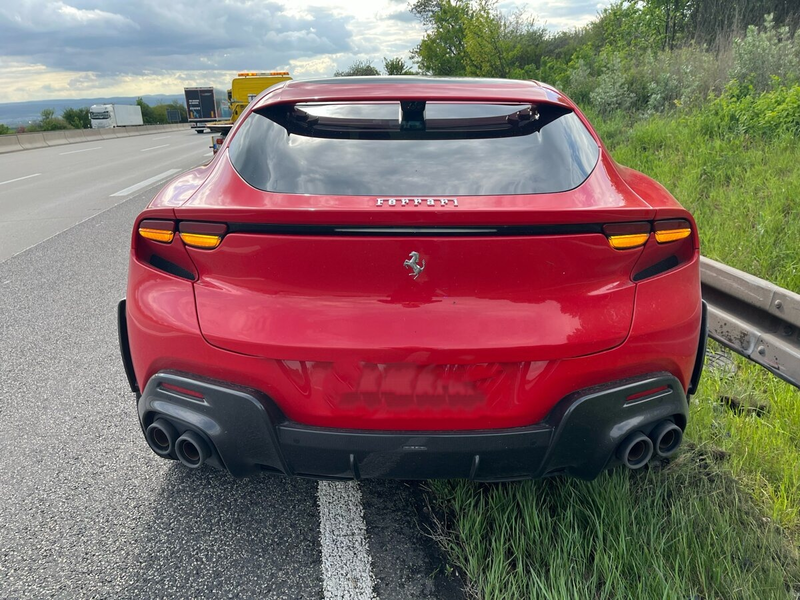 API-TH: Ferrari kracht beim Verlassen eines Parkplatzes in die Leitplanke - Sachschaden 300.000 Euro - Foto: presseportal.de