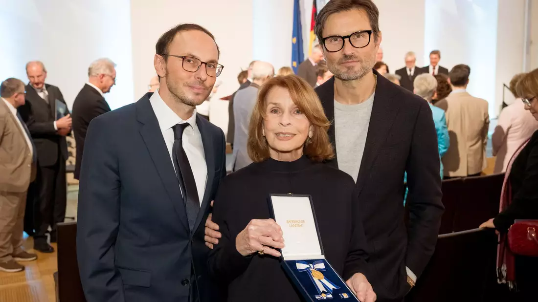 Familie ist der Schauspielerin sehr wichtig, vor allem ihre beiden Söhne Luca Verhoeven (l) und Simon Verhoeven. (Archivbild) - Bild: Tobias Hase/dpa
