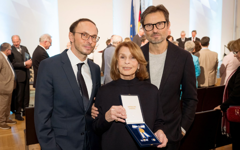 Familie ist der Schauspielerin sehr wichtig, vor allem ihre beiden Söhne Luca Verhoeven (l) und Simon Verhoeven. (Archivbild) - Foto: Tobias Hase/dpa