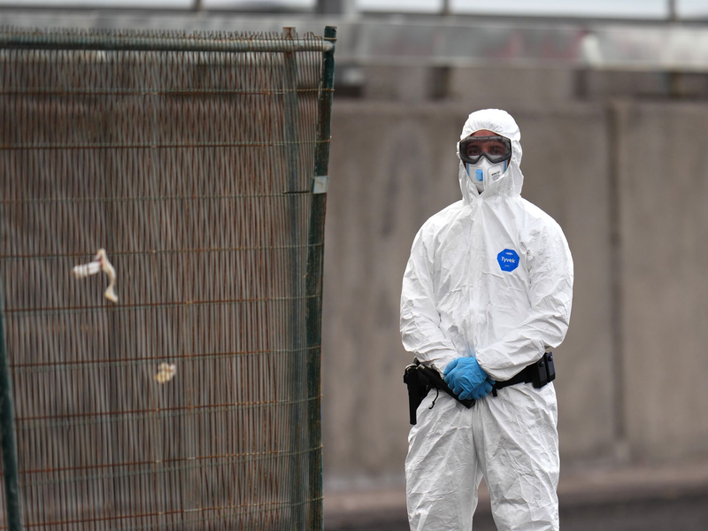 Beim Kontakt mit dem Hantavirus sollte ein Schutzanzug Pflicht sein. - Foto: AP/dpa