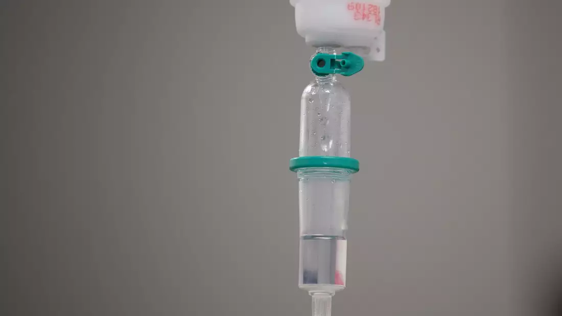 Das Bundesinstitut für Arzneimittel und Medizinprodukte warnt vor sogenannten Drip-Spa-Infusionen. Dabei werden dem Körper Vitamine und Mineralstoffe hoch konzentriert zugeführt. Der Nutzen ist aber nicht wissenschaftlich belegt. (Archivbild) - Bild: Sebastian Gollnow/dpa