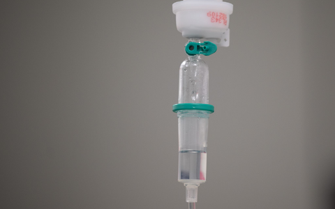 Das Bundesinstitut für Arzneimittel und Medizinprodukte warnt vor sogenannten Drip-Spa-Infusionen. Dabei werden dem Körper Vitamine und Mineralstoffe hoch konzentriert zugeführt. Der Nutzen ist aber nicht wissenschaftlich belegt. (Archivbild) - Foto: Sebastian Gollnow/dpa