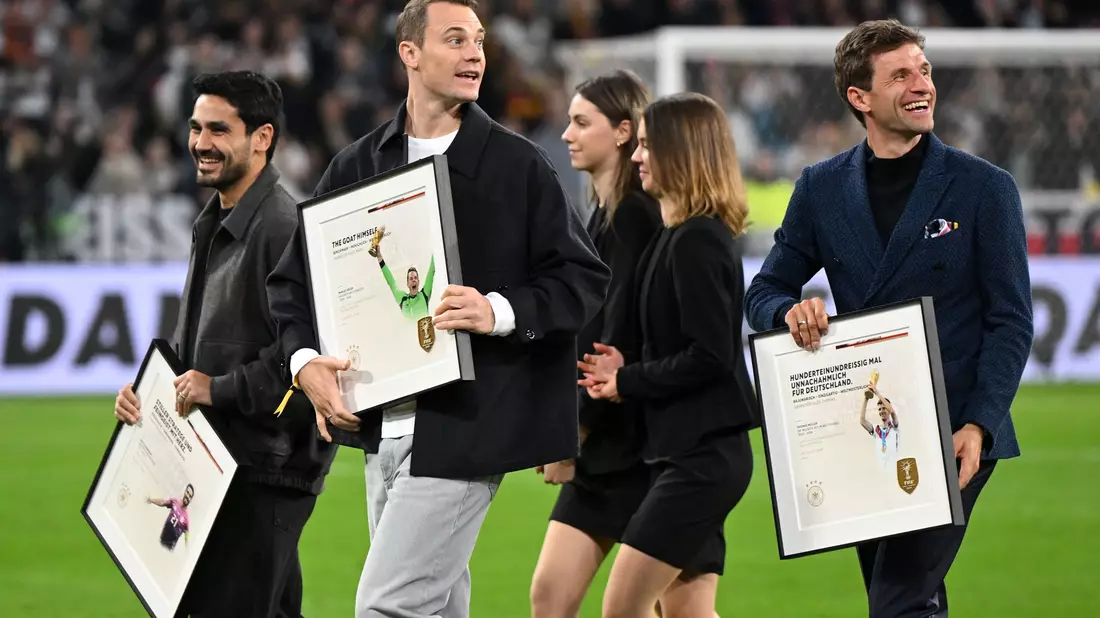 Neuer (2.v.l.) wurde bereits offiziell vom DFB-Team verabschiedet. (Archivbild) - Bild: Sven Hoppe/dpa