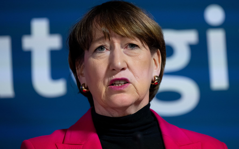 VDA-Präsidentin Hildegard Müller rechnet mit einem größeren Stellenabbau in der Automobilindustrie als bislang angenommen. (Archivfoto) - Foto: Sven Hoppe/dpa