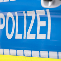 Ein Autofahrer soll seinen Unfall live im Steam ins Netz übertragen haben.(Symbolbild)  - Foto: Boris Roessler/dpa