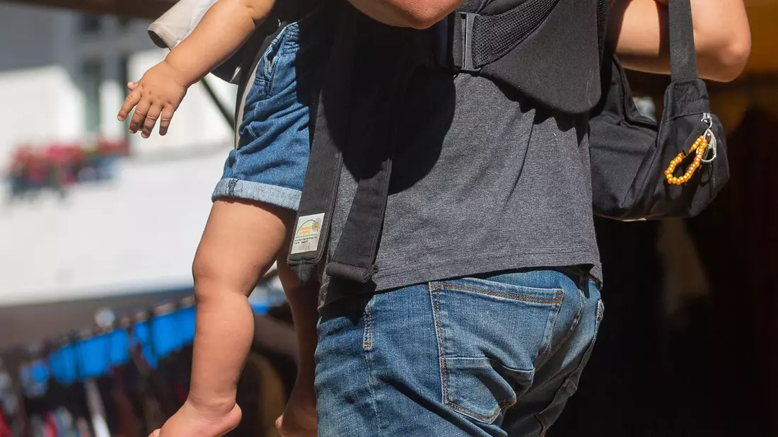 In Deutschland erklären 42 Prozent der Väter, kranke Kinder mindestens ebenso häufig zu betreuen wie ihre Partnerinnen. (Symbolbild) - Bild: Fernando Gutierrez-Juarez/dpa