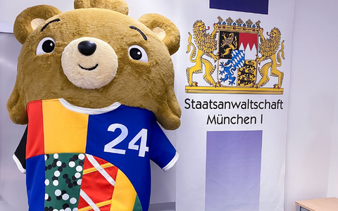 Mit diesem sehr echt aussehenden Kostüm hatte der Youtuber es beim EM-Eröffnungsspiel bis auf das Spielfeld geschafft. (Archivbild) - Foto: Britta Schultejans/dpa