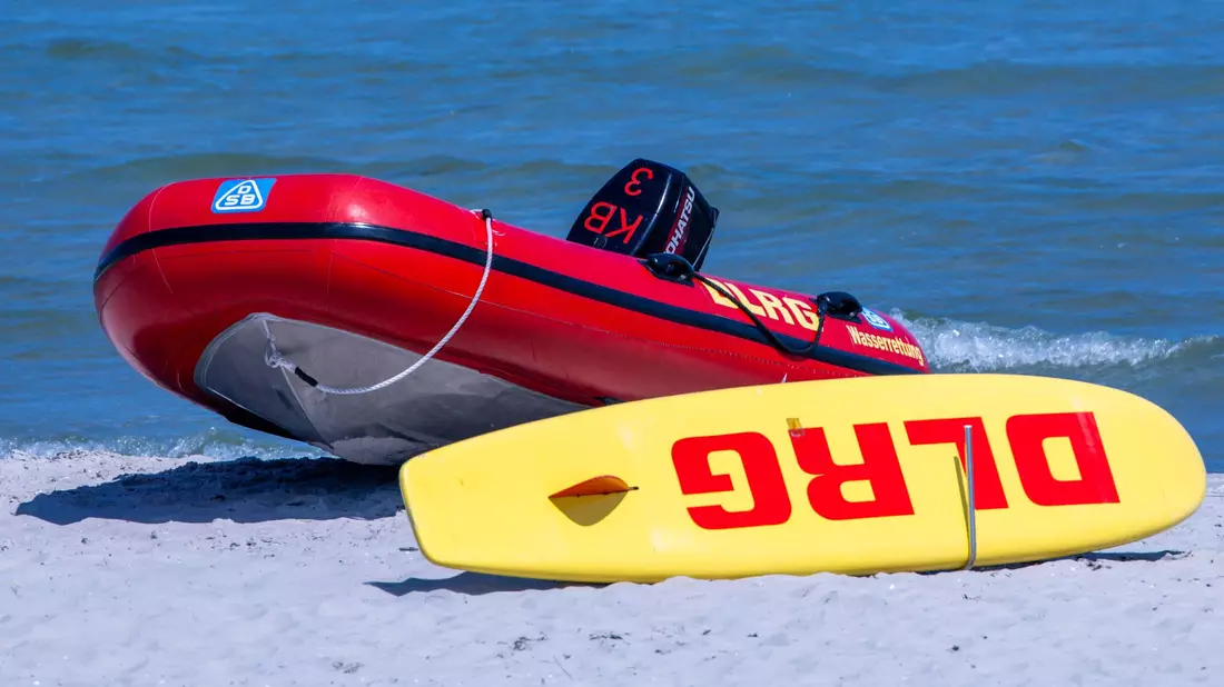Rettungsschwimmer der DLRG haben im vergangenen Jahr wieder vielen Menschen das Leben gerettet. (Symbolbild) - Bild: Jens Büttner/dpa