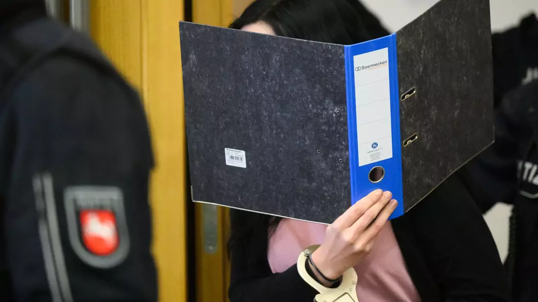 Eine 27-jährige Frau muss für einen Mordversuch mit Ameisensäure für zwölf Jahre in Haft. (Archivbild) - Bild: Julian Stratenschulte/dpa