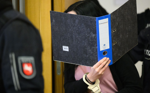 Eine 27-jährige Frau muss für einen Mordversuch mit Ameisensäure für zwölf Jahre in Haft. (Archivbild) - Foto: Julian Stratenschulte/dpa