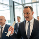 Der Koalitionsausschuss habe entschieden, das Vorhaben nicht weiterzuverfolgen, schrieben Fraktionschef Jens Spahn (rechts) und CSU-Landesgruppenchef Alexander Hoffmann an die Abgeordneten der Union. (Archivbild) - Foto: Michael Kappeler/dpa