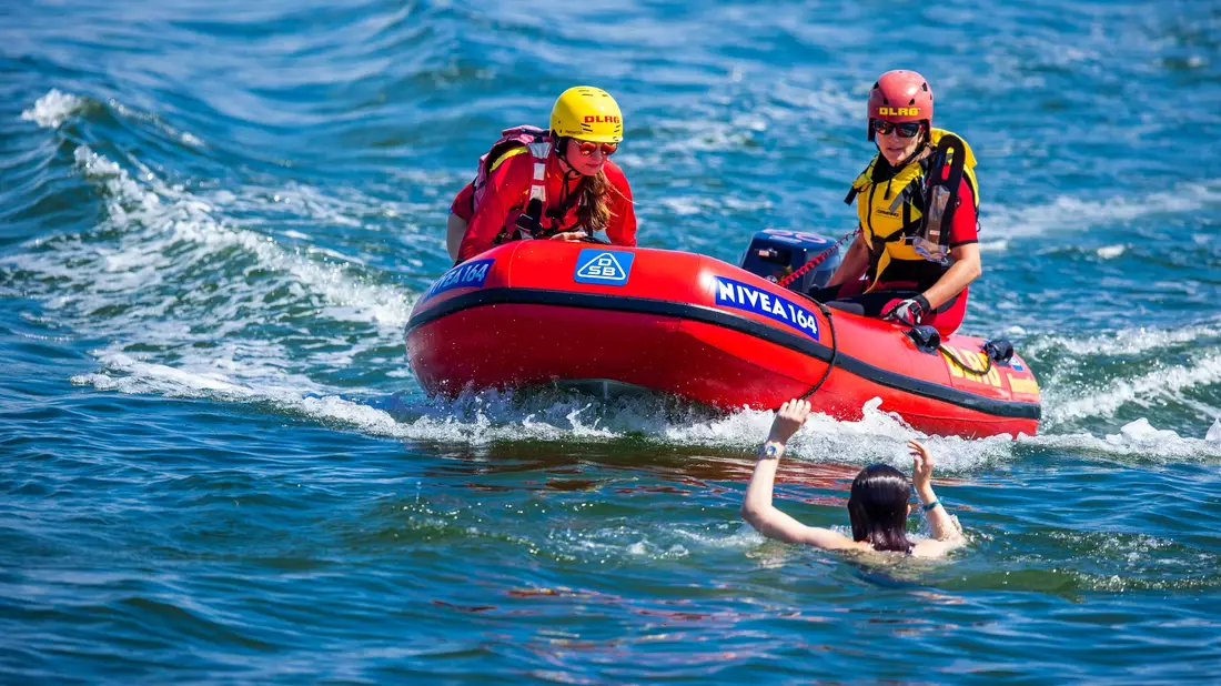 Die DLRG-Rettungsschwimmer retten im vergangenen Jahr wieder vielen Menschen das Leben. (Archivbild) - Bild: Jens Büttner/dpa-Zentralbild/ZB