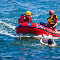 Die DLRG-Rettungsschwimmer retten im vergangenen Jahr wieder vielen Menschen das Leben. (Archivbild) - Foto: Jens Büttner/dpa-Zentralbild/ZB