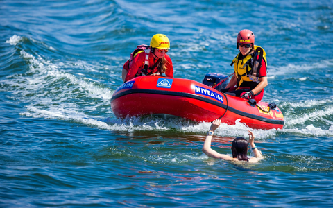 Die DLRG-Rettungsschwimmer retten im vergangenen Jahr wieder vielen Menschen das Leben. (Archivbild) - Foto: Jens Büttner/dpa-Zentralbild/ZB