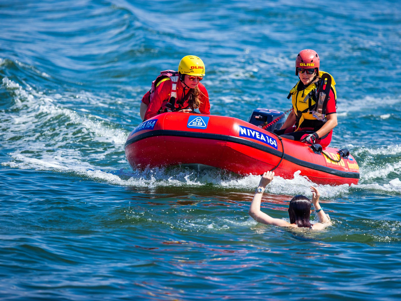 Die DLRG-Rettungsschwimmer retten im vergangenen Jahr wieder vielen Menschen das Leben. (Archivbild) - Foto: Jens Büttner/dpa-Zentralbild/ZB