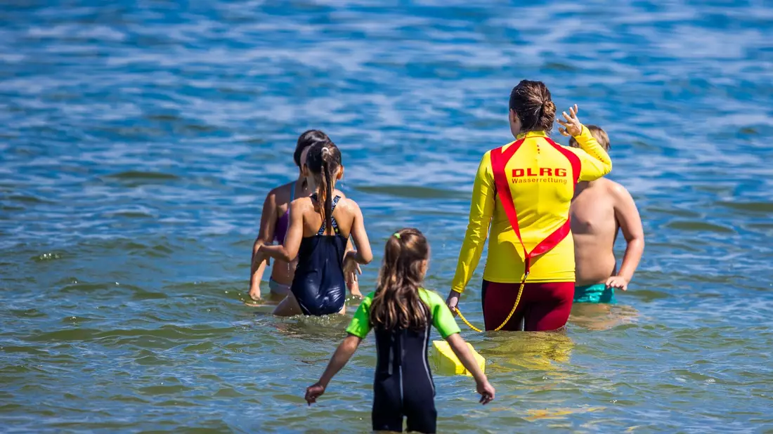 Laut DLRG wollen sich viele Kinder nach dem Schwimmenlernen auch mit Rettungsschwimmen beschäftigen. (Archivbild) - Bild: Jens Büttner/dpa-Zentralbild/dpa