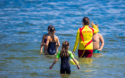 Laut DLRG wollen sich viele Kinder nach dem Schwimmenlernen auch mit Rettungsschwimmen beschäftigen. (Archivbild) - Foto: Jens Büttner/dpa-Zentralbild/dpa