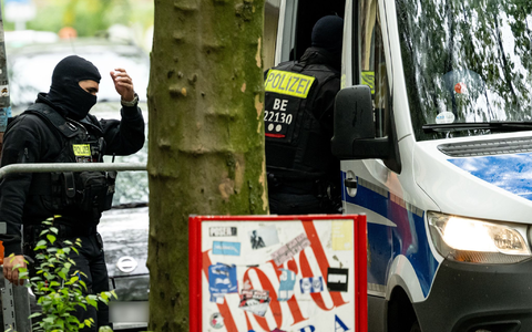 Die Polizei in Berlin geht mit einer Razzia gegen illegalen Waffenbesitz und Bandenkriminalität vor.  - Foto: Fabian Sommer/dpa