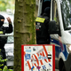 Die Polizei in Berlin geht mit einer Razzia gegen illegalen Waffenbesitz und Bandenkriminalität vor.  - Foto: Fabian Sommer/dpa