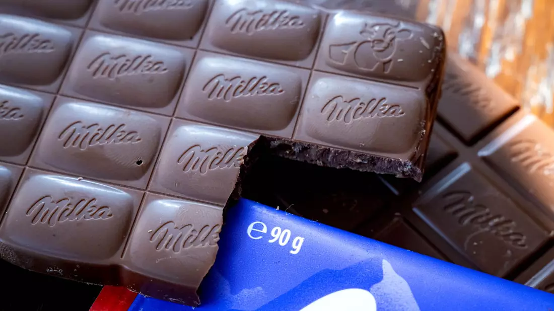 Viele Milka-Tafeln wiegen nur noch 90 statt 100 Gramm. - Bild: Sina Schuldt/dpa
