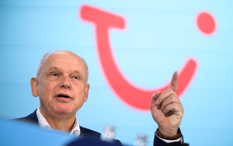 Tui-Chef Sebastian Ebel blickt trotz der geopolitischen Unsicherheiten zuversichtlich auf das zweite Geschäftshalbjahr. (Archivbild) - Foto: Julian Stratenschulte/dpa