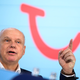 Tui-Chef Sebastian Ebel blickt trotz der geopolitischen Unsicherheiten zuversichtlich auf das zweite Geschäftshalbjahr. (Archivbild) - Foto: Julian Stratenschulte/dpa