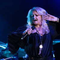 Sängerin Bonnie Tyler wird aktuell im Krankenhaus behandelt – ihr Management zeigt sich hoffnungsvoll, dass sie wieder gesund wird. (Archivbild) - Foto: Sebastian Gollnow/dpa