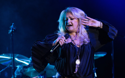 Sängerin Bonnie Tyler wird aktuell im Krankenhaus behandelt – ihr Management zeigt sich hoffnungsvoll, dass sie wieder gesund wird. (Archivbild) - Foto: Sebastian Gollnow/dpa