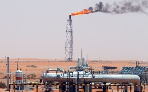 Die IEA spricht in ihrem Bericht von einer «sich verschärfenden Zerstörung der Nachfrage» nach Rohöl. (Symbolbild) - Foto: Ali Haider/EPA/dpa