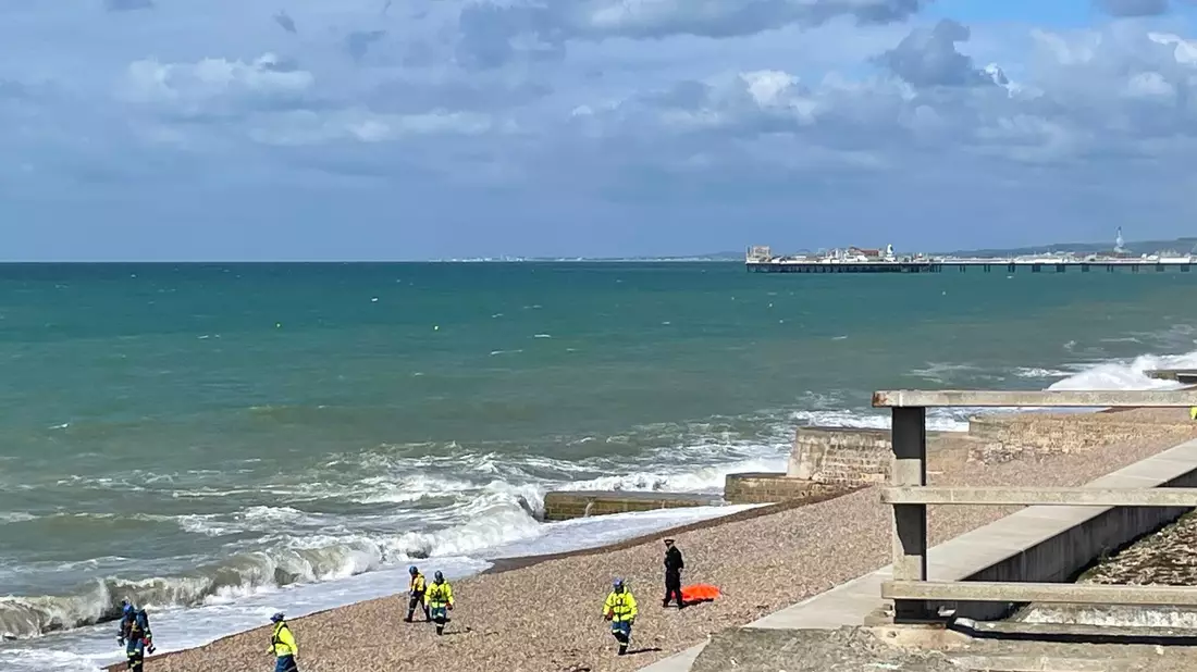 Zahlreiche Einsatzkräfte sind am Strand in Brighton eingetroffen. - Bild: Anahita Hossein-Pour/PA Wire/dpa