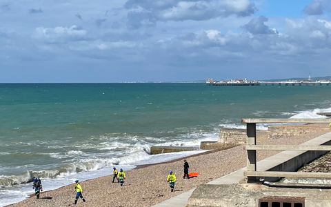Zahlreiche Einsatzkräfte sind am Strand in Brighton eingetroffen. - Foto: Anahita Hossein-Pour/PA Wire/dpa
