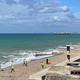 Zahlreiche Einsatzkräfte sind am Strand in Brighton eingetroffen. - Foto: Anahita Hossein-Pour/PA Wire/dpa