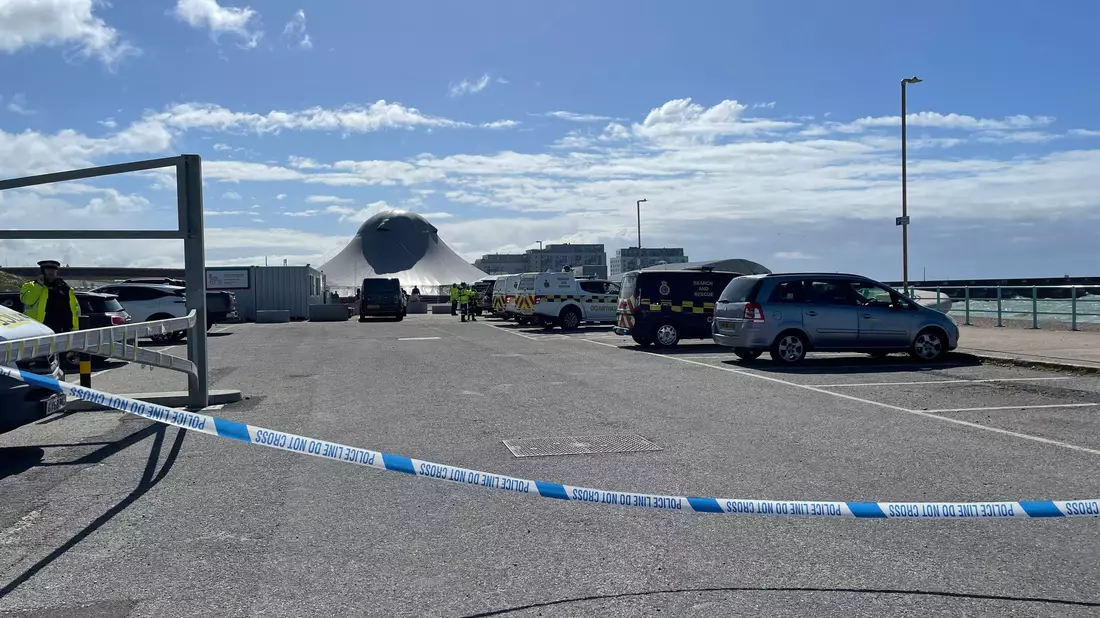 Vor Brighton wurden drei Leichen entdeckt. Die Polizei ermittelt. - Bild: Anahita Hossein-Pour/PA Wire/dpa