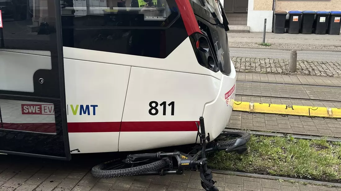 LPI-EF: Großes Glück bei Verkehrsunfall mit Straßenbahn - Bild: presseportal.de