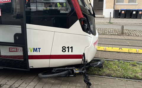 LPI-EF: Großes Glück bei Verkehrsunfall mit Straßenbahn - Foto: presseportal.de