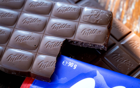 Viele Milka-Tafeln wiegen nur noch 90 statt 100 Gramm. (Archivbild) - Foto: Sina Schuldt/dpa
