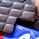 Viele Milka-Tafeln wiegen nur noch 90 statt 100 Gramm. (Archivbild) - Foto: Sina Schuldt/dpa
