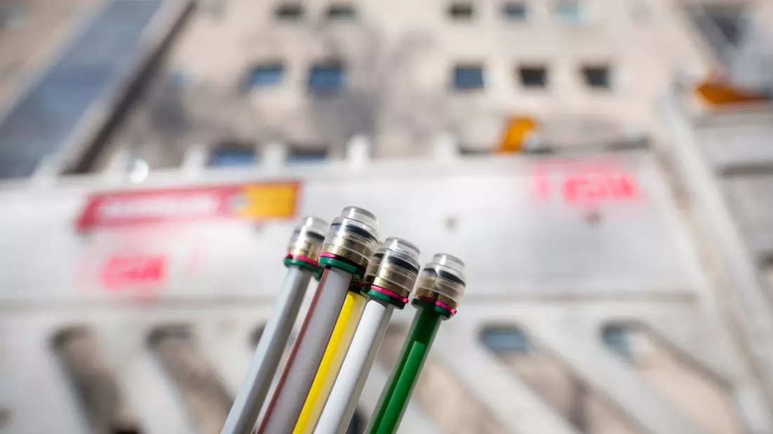 Glasfaser-Kabel an einem Berliner Wohnhaus. - Bild: Sebastian Gollnow/dpa