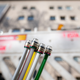 Glasfaser-Kabel an einem Berliner Wohnhaus. - Foto: Sebastian Gollnow/dpa