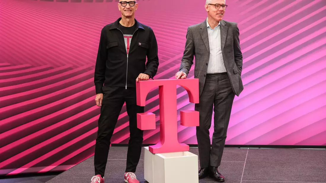 Die Magenta-Manager Tim Höttges (links) und Christian Illek. - Bild: Oliver Berg/dpa