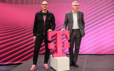 Die Magenta-Manager Tim Höttges (links) und Christian Illek. - Foto: Oliver Berg/dpa