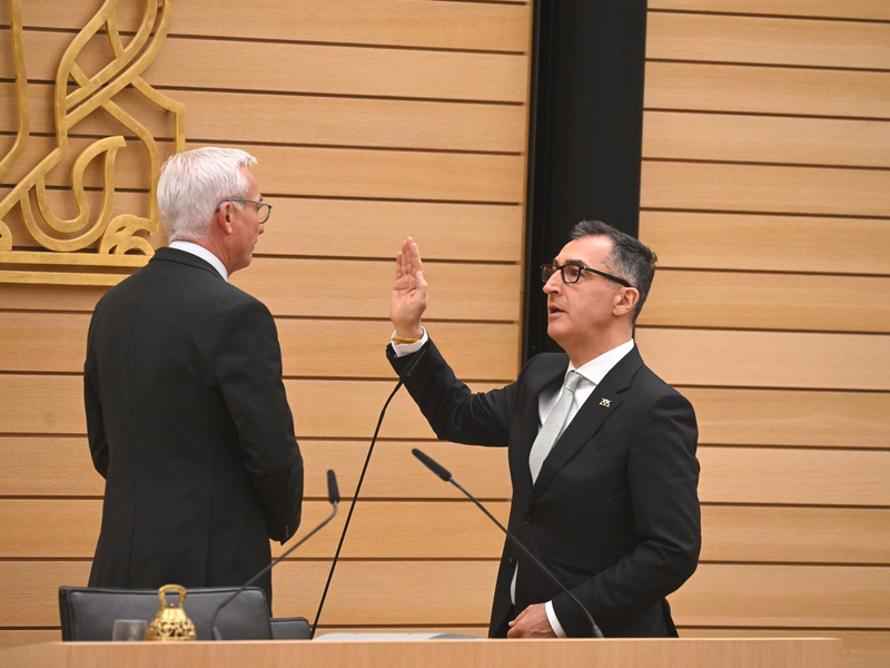 Nach seiner Wahl wurde Özdemir als Ministerpräsident vereidigt. - Foto: Marijan Murat/dpa